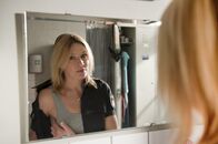 Notruf Hafenkante – Melanie (Sanna Englund) entdeckt einen Knoten an ihrer Brust und macht sich Sorgen.