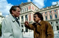 Kommissar Rex – Günther Stein (Helmut Berger, r.) hat eine Auseinandersetzung mit Dr. Robert König (Florentin Groll, l.). Kurz danach wird Königs Tochter entführt ...