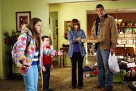 The Middle – Jetzt ist Schluss mit lustig: Anstatt sich immer nur nach dem Willen von Sue (Eden Sher, l.), Brick (Atticus Shaffer, 2.v.l.) und Axl zu richten, beschließen Frankie (Patricia Heaton, 2.v.r.) und Mike (Neil Flynn, r.), endlich Mal das zu machen, worauf sie Lust haben ...