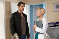In aller Freundschaft – ARD/MDR IN ALLER FREUNDSCHAFT FOLGE 672, "Zukunftsmusik" Uhr im ERSTEN. Dr. Niklas Ahrend (Roy Peter Link) hat von seinem ehemaligen Mentor das Angebot bekommen, als Oberarzt nach Erfurt an sein Klinikum zu kommen. Niklas' Schwester Dr. Kathrin Globisch (Andrea Kathrin Loewig) bittet ihn darum, keine vorschnellen Entscheidungen zu treffen. So ein Schritt sollte wohlüberlegt sein.