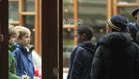 Play – Kevin (Kevin Vaz, r.) und seine Freunde warten im Einkaufszentrum auf ein paar gut erzogene Kids aus der Vorstadt. Die haben Geld und Handys. Alex (Sebastian Blyckert, li.) und Sebastian (Sebastian Hegmar) werden ihre Opfer.