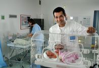 Die Alpenklinik – Dr. Guth (Erol Sander) kümmert sich um ein Frühchen.