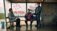Warten auf'n Bus – Britzke (Alexander Schubert) baut sich vor Johannes (Ronald Zehrfeld) und Ralf (Felix Kramer) auf.