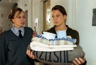 Kommissar Rex – (v.li.): Ursula Koban (Aufseherin), Elke Winkens (Niki Herzog).