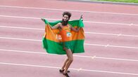 Der Diktator – "Admiral-General" Aladeen (Sacha Baron Cohen) nutzt jedes Mittel, um zu gewinnen. Bei einem Stadionlauf erschießt er seine Konkurrenten, um als Bester dazustehen.