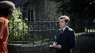 Der junge Inspektor Morse – Nach dem Mord an einem Priester befragt Inspektor Morse (Shaun Evans, r.) den Fensterputzer Lee Timothy (Schadrach Agozino, l.) des Opfers. Da dieser direkt neben dem Tatort arbeitet, findet Morse ihn verdächtig.