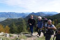 Gipfeltreffen (BR) – Werner Schmidbauer (2. von links) trifft Martin Kälberer (links) auf dem Mitterberg bei Bad Feilnbach.