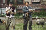 Men & Chicken – Gregor (Nikolaj Lie Kaas, l.); Elias (Mads Mikkelsen, r.)