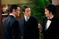 Murdoch Mysteries – Murdoch (Yannick Bisson, li.) und Crabtree (Jonny Harris, Mi.) sind von Dr. Odgen’s (Hélène Joy, re.) Verkleidung überrascht.