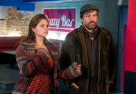 Zwischen den Zeilen – ARD HEITER BIS TÖDLICH - ZWISCHEN DEN ZEILEN, neue Krimi-Komödie mit 16 Folgen, Folge 8 "Majas Filmriss"50 Uhr im Ersten. Maja (Josephine Schmidt, l.) und Paul (Ole Puppe, r.) wollen im Club nach der Wahrheit suchen. Der Barkeeper berichtet über die letzte Nacht.