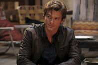MacGyver – Nur mit einem Autokabel und einem Haken bewaffnet, versucht MacGyver (Lucas Till) den flüchtigen Aaron Deckard aus der Obhut der Kopfgeldjäger-Familie Colton zu befreien.