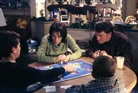 Malcolm mittendrin – Lois (Jane Kaczmarek, mi.) und Hal (Bryan Cranston, re.) entwickeln beim Spieleabend mit den Kindern etwas zu großen Ehrgeiz.