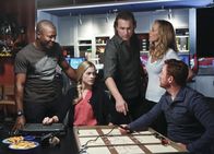 Navy CIS: L.A. – Gemeinsam ermitteln sie in einem neuen Fall: (v.l.n.r.) Kai (Edwin Hodge), Clare (Gillian Alexy), Roy (John Corbett), Paris (Kim Raver) und Dave (Scott Grimes) ...