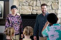 Single Parents – Miggy Park (Jake Choi, l.); Will Cooper (Taran Killam, r.)