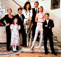 Die Nanny – v.li.: C.C. Babcock (Lauren Lane), Grace Sheffield (Madeline Zima), Maxwell Sheffield (Charles Shanghnessy), Fran Fine (Fran Drescher), Niles (Daniel Davis), Maggie Sheffield (Nicholle Tom), Brighton Sheffield (Benjamin Salisbury).