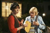 Desperate Housewives – Nach alldem, was vorgefallen ist, heuert Mrs. McCluskey (Kathryn Joosten, r.) ihre Schwester Roberta (Lily Tomlin, l.) an, um etwas über Dave herauszufinden ...