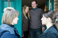 Unschuldig – Die verhängnisvollen Lügen und Ungereimtheiten fliegen jetzt auf: Marion (Anna Loos) und Uwe Mosbach (Godehard Giese) geraten ins Visier von Chefermittler Katrin Jahnke (Britta Hammelstein, li.) und ihrer Kollegin Aynur Yldrim (Almila Bagriacik, re.).