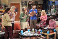 The Big Bang Theory – Als eine Reise der Frauen (Melissa Rauch, 2.v.r., Kaley Cuoco, 2.v.l. und Mayim Bialik, 3.v.l.) nach Las Vegas ins Wasser fällt, laden die Männer (Johnny Galecki, l., Jim Parsons, 3.v.r., und Simon Helberg, r.) sie dazu ein, "Dungeons & Dragons" mit ihnen zu spielen. Mit fatalen Folgen ...