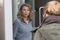 Die Chefin – Als Franziska Kosinski (Katherina Mai, l.) Vera Lanz (Katharina Böhm, r.) die Tür öffnet, ahnt sie bereits, dass etwas Schlimmes ihrem Sohn zugestoßen sein muss.