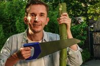 PUR+ – Moderator Eric Mayer ist im Zoo Berlin und besucht dort die Pandabären-Familie. Wie kommen die Pandas an das essbare Innere? Eric Mayer macht ein kleines Experiment, um herauszufinden, wie schwierig es ist, Bambusstangen zu knacken und zu schälen. Wie läuft ein medizinisches Training mit dem Papa Pandabär ab? Und was wird im Zoo noch getan, um der bedrohten Tierart zu helfen?