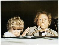Familiengrab – Wahrsagerin Blanche Tyler (Barbara Harris, l.) und Taxifahrer George Lumley (Bruce Dern, r.) müssen sich mit kleinen Gaunereien über Wasser halten, denn die beiden sind völlig pleite. Als sie den Auftrag erhalten, einen Erben ausfindig zu machen, wittern sie ihre Chance. Eine fatale Fehleinschätzung ...