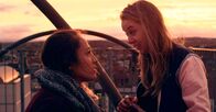 Neverland Now – Die beiden Freundinnen Ruth (Lo Rivera, li.) und Kalina (Anna Herrmann). Wollen sie wirklich dasselbe?