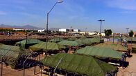 Überleben hinter Gittern – Das "Tent City Jail" in Phoenix, Arizona: In den Zelten steigen die Temperaturen auf über als 60 Grad Celsius.