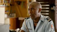 Death in Paradise – Dwayne Myers (Danny John-Jules) macht zufällig eine Entdeckung, die für den Fall von großer Bedeutung ist.