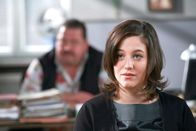 Die Rosenheim-Cops – Korbinian Hofer (Joseph Hannesschläger) glaubt nicht, dass Dorothea Mangold (Alexandra M. Horn) Toni Mauser ermordet hat, aber er spürt, dass sie ihm etwas verschweigt.