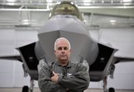 Geniale Technik – Alan Norman vor einem Kampfjet F35