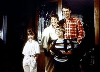 Ein Engel auf Erden – Zur Freude des Engels auf Erden hat sich der Waisenjunge Alex (Danny Pintauro, 2.v.r.) bei Jenny (Elizabeth Harnois, l.), Michelle (Laurie Walters) und Paul (Stan Ivar, r.) eingelebt, als wären sie seine eigene Familie.