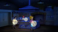 Bibi und Tina – Bibi (r.), Tina (M.) und Alex (l.) gehen nachts heimlich auf Schatzsuche im Schloss und durchsuchen einen Raum nach dem anderen.