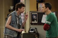 The Big Bang Theory – Es dauert nicht lange, da findet sich Toby (D.J Qualls, l.), Sheldons (Jim Parsons, r.) Assistent und neuer Mitbewohner, in der Rolle des drogensüchtigen Leo wieder. Doch von Pennys Mitgefühl angetan, denkt er gar nicht mehr ans Ausziehen ...