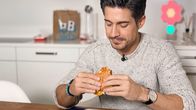 Einstein – Einstein Hype um personalisierte Ernährung – Was bringt’s? Tobias Müller isst einen Burger. Copyright: SRF
