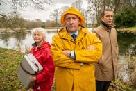 Inspector Barnaby – Es wird ungemütlich für Rechtsmedizinerin Fleur Perkins (Annette Badland, l.), Inspector Barnaby (Neil Dudgeon, M.) und DS Jamie Winter (Nick Hendrix, r.): Ein Unwetter behindert die Ermittlungen in einem Mordfall auf einem auf einer Insel gelegenen Anwesen.