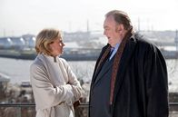 Der Dicke – Magda Grewe (Andrea l'Arronge, l.) stellt Ehrenberg (Dieter Pfaff, r.) nach. Der Anwalt macht ihr klar, dass er keine Beziehung mit ihr eingehen will.
