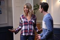 The Mick – Jetzt reicht es Mickey (Kaitlin Olson, l.). Als sie ein besoffenes Mädchen in Chips Zimmer findet, zieht sie ihn und seinen Kumpe Dylan (Griffin Gluck, r.) zur Rechenschaft.
