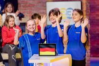 1, 2 oder 3 – Das blaue Team aus Nürnberg/Deutschland begrüßt das Publikum.