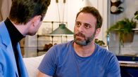 Rote Rosen – Zwischen Mo (Yunus Cumartpay) und Julius (Jan Stapelfeldt) knirscht es. Mo fühlt sich von Julius eingeengt.; ARD ROTE ROSEN FOLGE 4052 Uhr im ERSTEN. Zwischen Mo (Yunus Cumartpay) und Julius (Jan Stapelfeldt) knirscht es. Mo fühlt sich von Julius eingeengt.