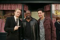How I Met Your Mother – (v.li.) Neil Patrick Harris (Barney Stinson), Emmitt Smith, Josh Radnor (Ted Mosby).