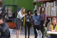 No tomorrow – v.l.n.r.) Evie Covington (Tori Anderson); Kareema (Sarayu Blue); Hank (Jonathan Langdon); Deirdre Hackmeyer (Amy Pietz)