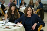 New Girl – Cece (Hannah Simone, l.) gerät ausgerechnet mit ihrer Schwiegermutter Louise (Nora Dunn, r.) aneinander. Und das auch noch bei einem Ausflug, an dem Schmidt hofft, von seiner alten Schule geehrt zu werden ...