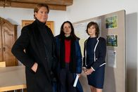 Der Alte – Aus der Bürgermeisterin Sylvia Wagner (Maria Bachmann, r.) bekommen Caspar Bergmann (Thomas Heinze, l.) und Annabell Lorenz (Stephanie Stumph, M.) genauso wenig heraus, wie aus dem Rest der Gemeinde.