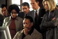 Im Netz der Spinne – Geschickt verwickelt der Gangster Cross (Morgan Freeman, vorne) die Agentin Jezzie Flannigan (Monica Potter, r.) und Ollie McArthur (Dylan Baker, 2.v.r.) in ein verwirrendes Katz- und Mausspiel. Endlich gelingt es ihnen, die ersten mageren Hinweise zu entschlüsseln ...