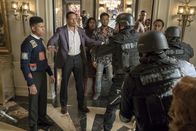 Empire – v.l.n.r.) Hakeem (Bryshere Y. Gray), Lucious (Terrence Howard), Anika (Grace Gealey), Cookie (Taraji P. Henson), Jamal (Jussie Smollett), Andre (Trai Byers), Leah (Leslie Uggams) und Thirsty (Andre Royo) ...