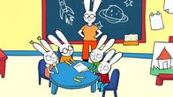 Simon – In der Schule überlegen Lou (l.), Ferdinand (M. l.), Mamadou (M. r.) und Simon (r.) gemeinsam mit ihrer Lehrerin (M.), welche Vorbereitungen noch für das große Theaterstück getroffen werden müssen.