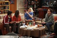 The Big Bang Theory – Penny und Sheldon (Jim Parsons, 2.v.r.) wollen an einem ganz besonderen Experiment teilnehmen, worüber Leonard (Johnny Galecki, 2.r.), Amy (Mayim Bialik, 2.v.l.) und Raj (Kunal Nayyar, l.) sehr verwundert sind ...