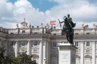 Stadt Land Kunst – Die bronzene Reiterstatue von Philipp IV. im Plaza de Oriente in Madrid wurde 1843 auf Wunsch der spanischen Königin Isabella II. errichtet.