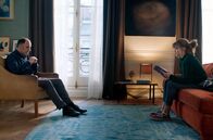 In Therapie – Der Therapeut Philippe (Frédéric Pierrot) erläutert Camille (Céleste Brunnquell), dass ihr Vater eventuell eine andere Rolle in ihrem Leben gespielt hat als die, die Camille bis dato wahrgenommen hat.