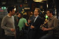 How I Met Your Mother – Während Ted (Josh Radnor, l.) erkennen muss, dass er von Marshall (Jason Segel, r.) und Barney (Neil Patrick Harris, M.) seit einiger Zeit belogen wurde, versucht Lily ein Geheimnis von Robin zu lüften ...